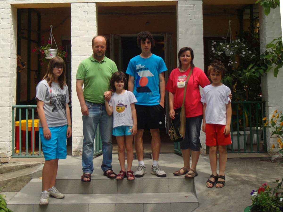 Sabela Núñez, Carlos Montero e os seus fillos e fillas -Iago, Ánxela, Paulo e Rosalía-