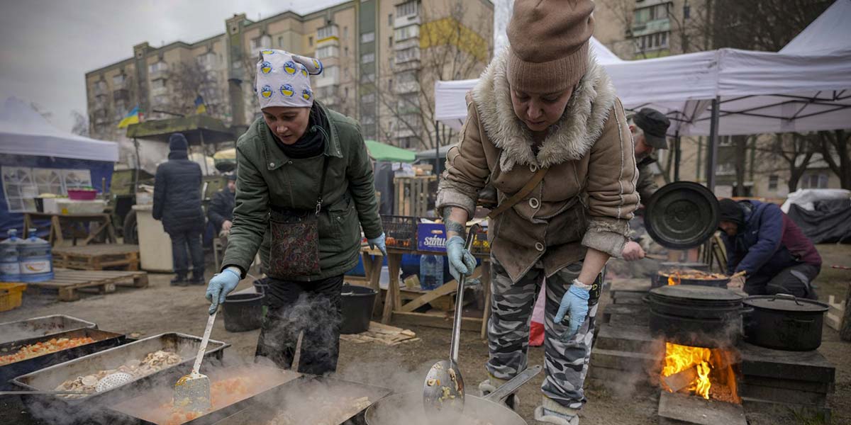 Muller de Kiev cociñando na rúa